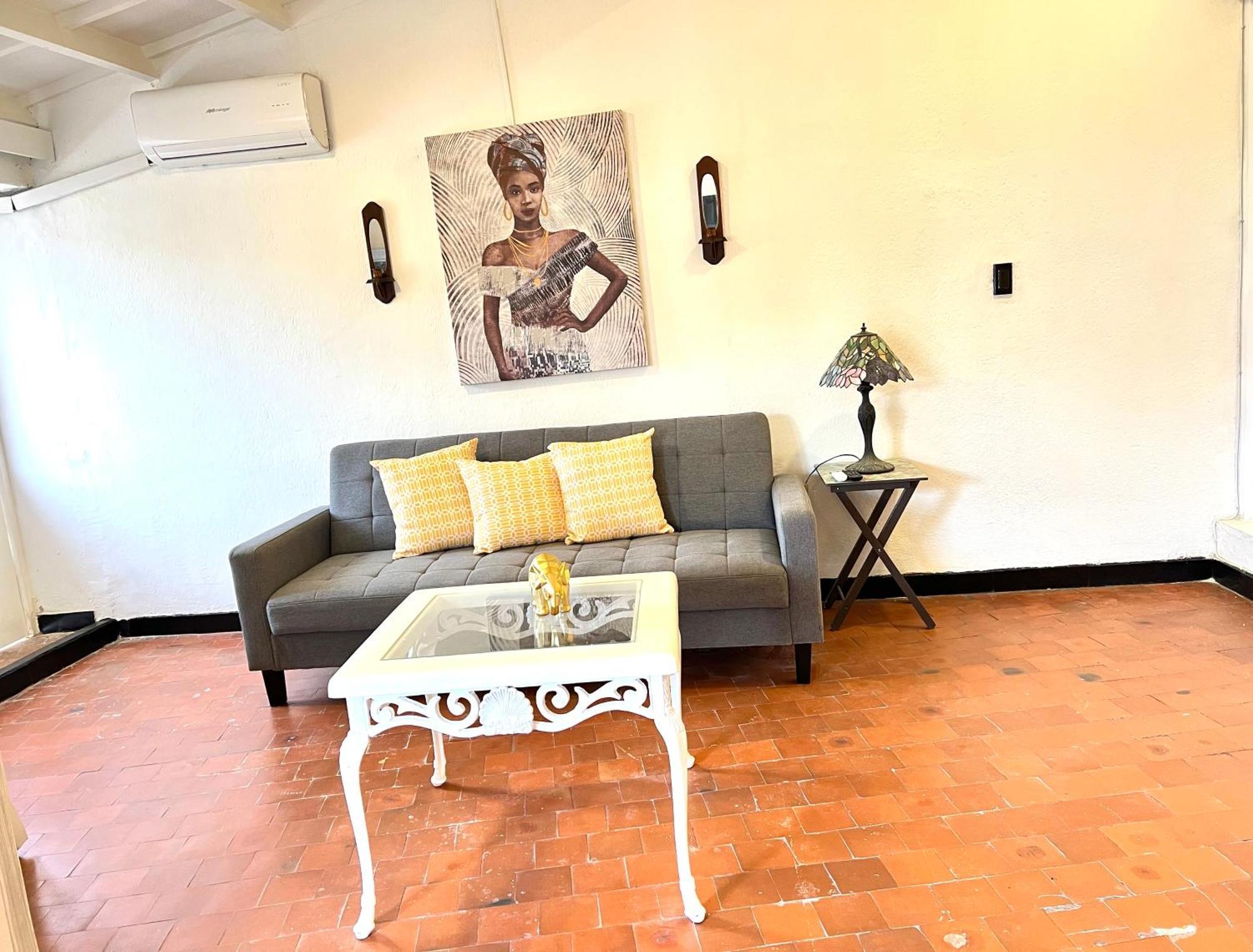 Apartamento Lovely Duplex With Balcony!