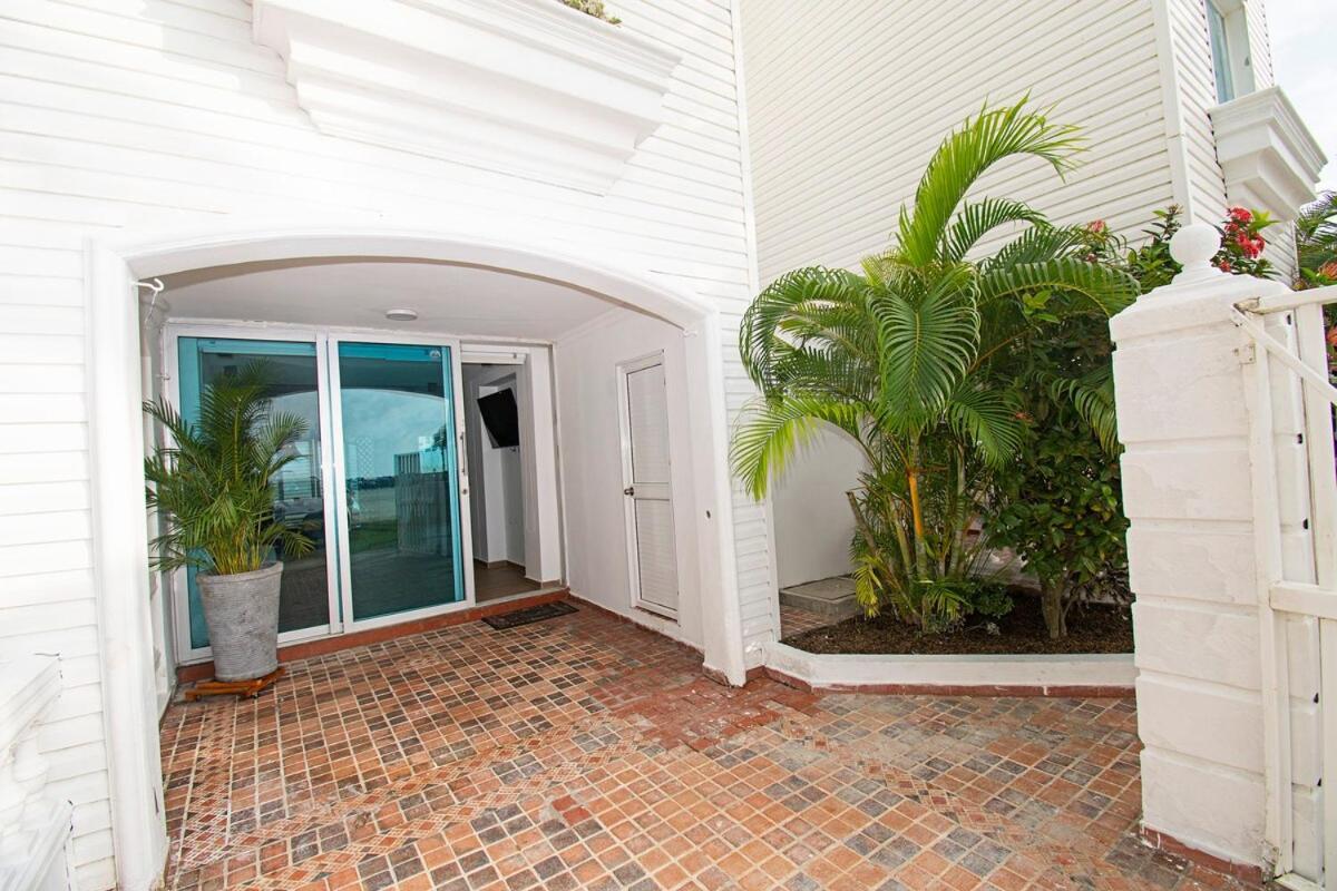 Villa Lux House, Aldaba Selection