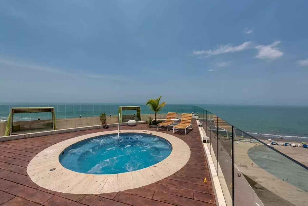 Modern Beachfront At Radisson Apartamento