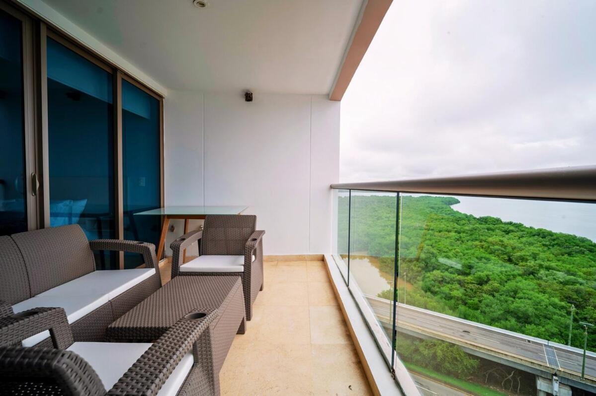 Modern Beachfront At Radisson Apartamento
