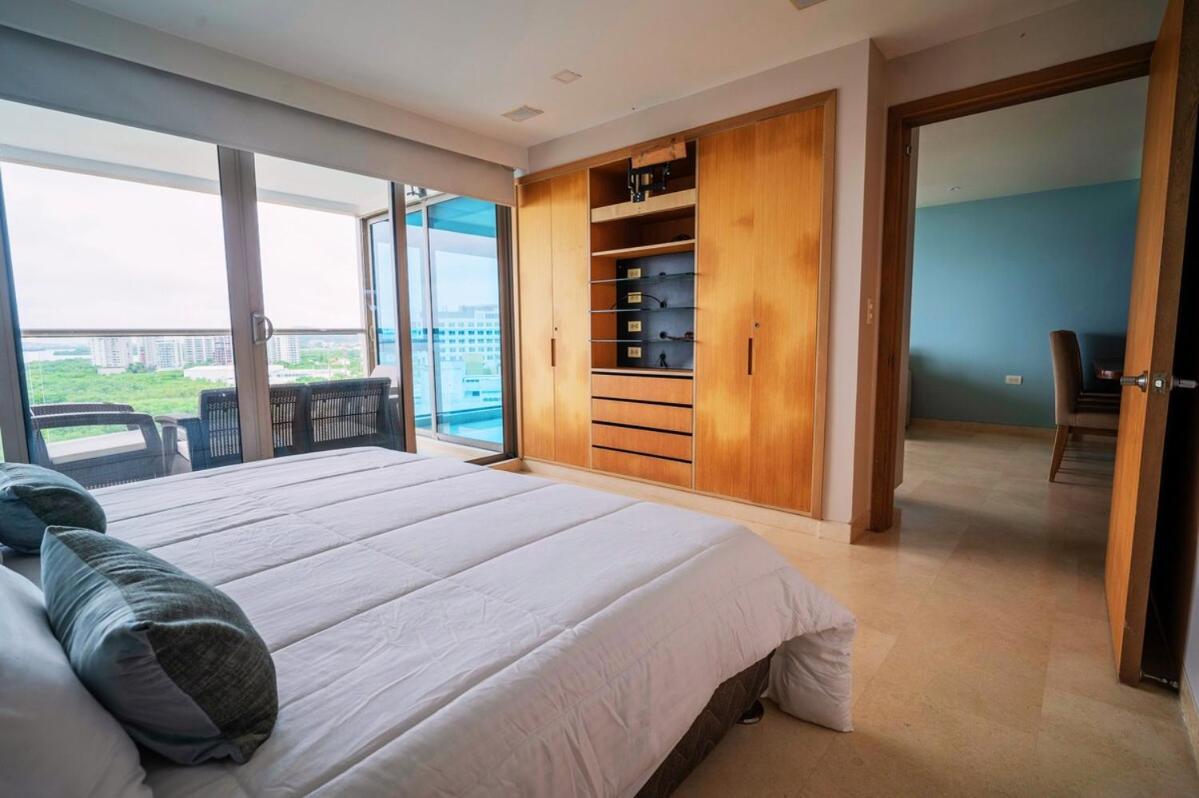 Modern Beachfront At Radisson Apartamento
