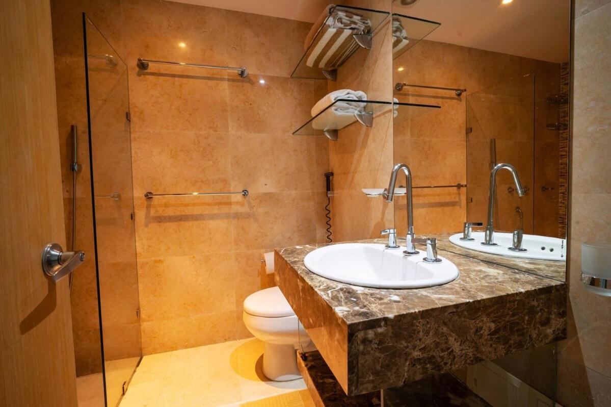 Modern Beachfront At Radisson Apartamento