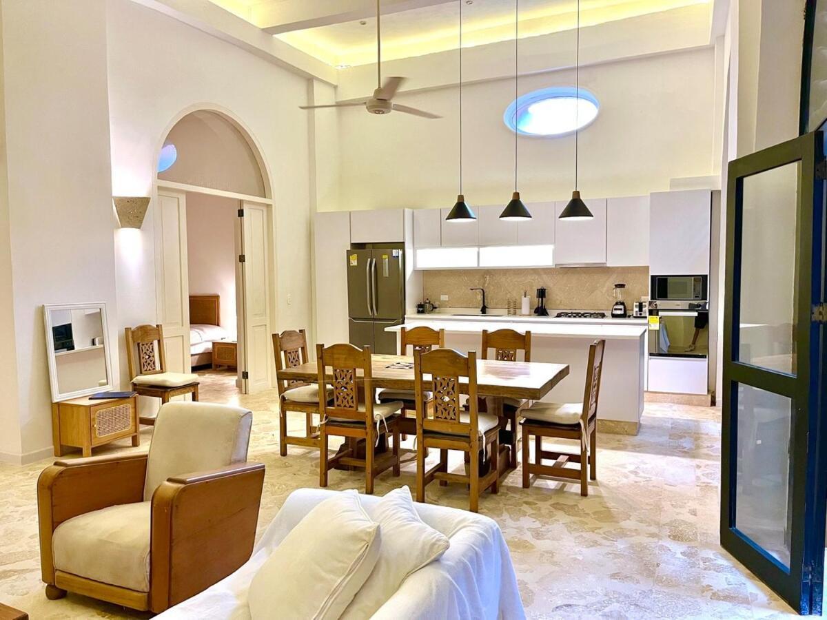 Walled 2 Private Patios, Rooftop With Pool Apartamento *