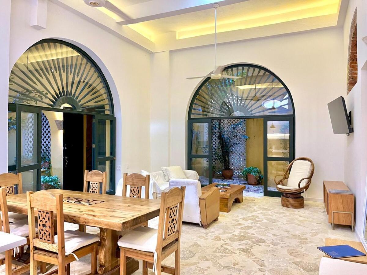 Walled 2 Private Patios, Rooftop With Pool Apartamento *