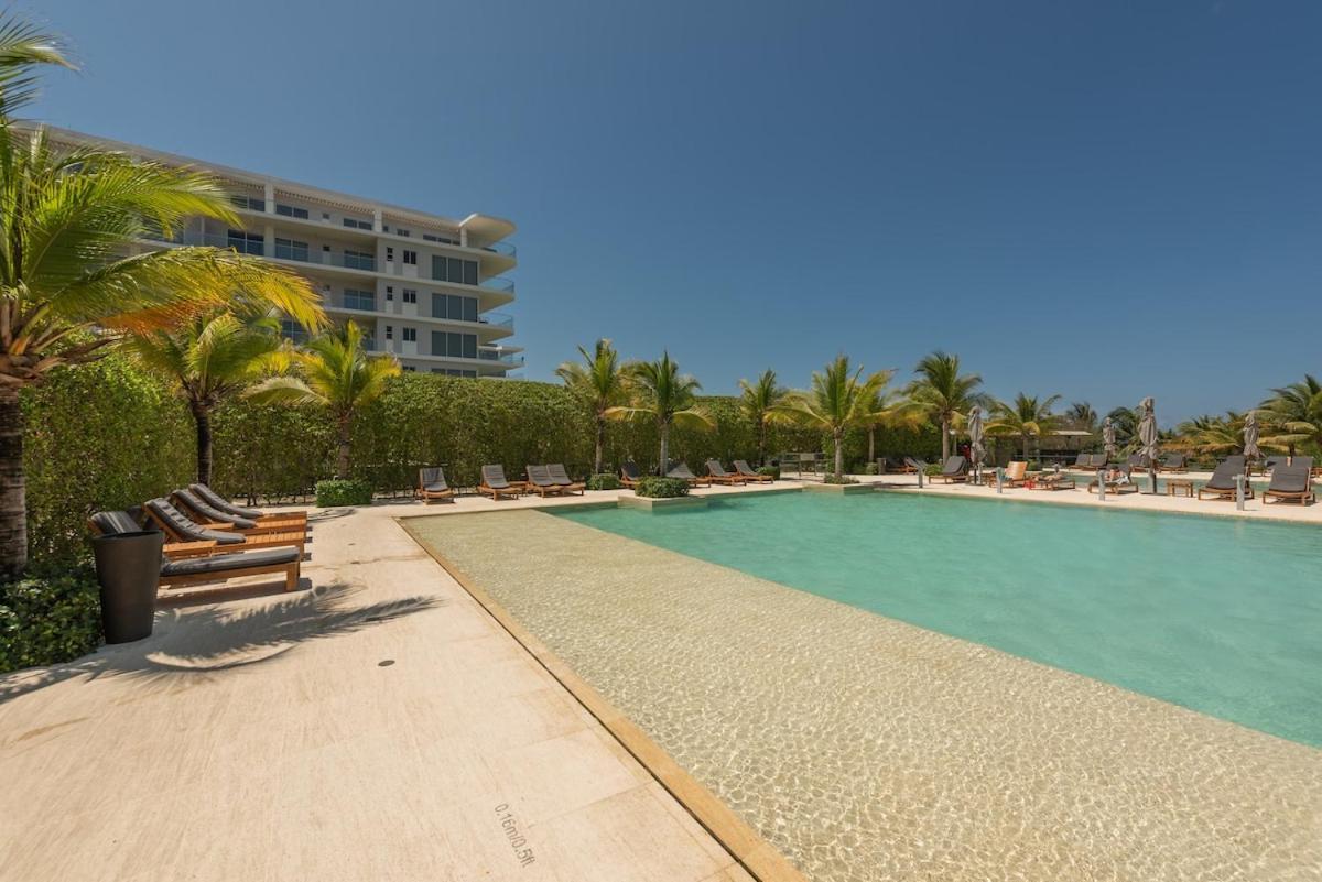 Beachfront Modern One-bedroom With Pool, Parking *