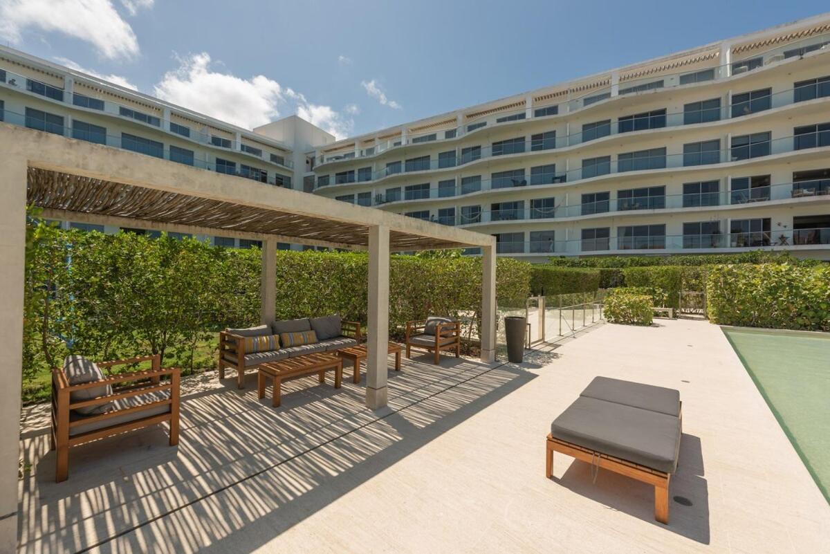 Beachfront Modern One-bedroom With Pool, Parking *