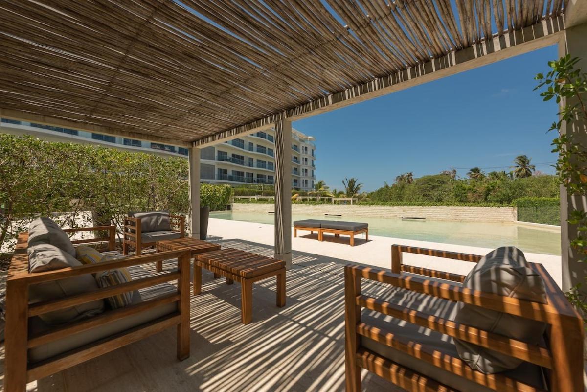 Beachfront Modern One-bedroom With Pool, Parking Cartagena