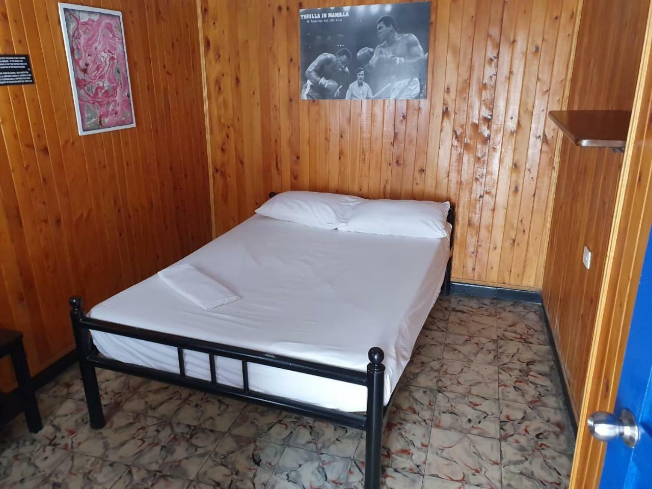Mamabella Hostal *