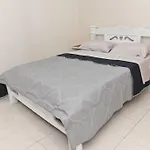 Modern 2Br Apartment Walking Distance From Airport