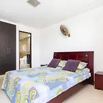 Apartamento con piscina a una cuadra de la playa