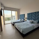 Serena del Mar, Morros IO