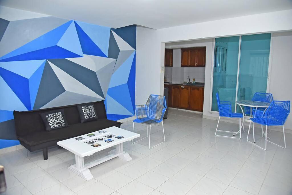 Modern 2br Walking Distance From Airport Apartment *