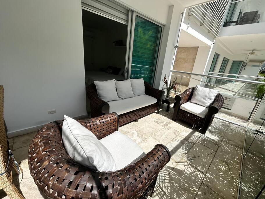 Beachfront Bliss-2br Haven Steps From Sandy Shores Apartamento *