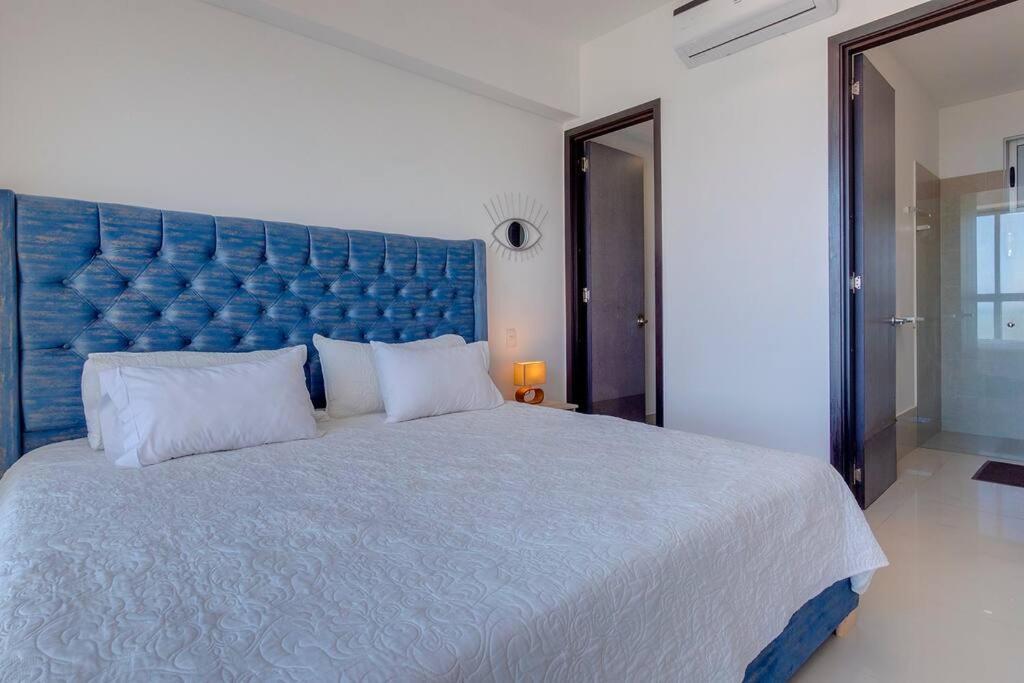Apartamento Moderno En Frente De La Playa. Cartagena