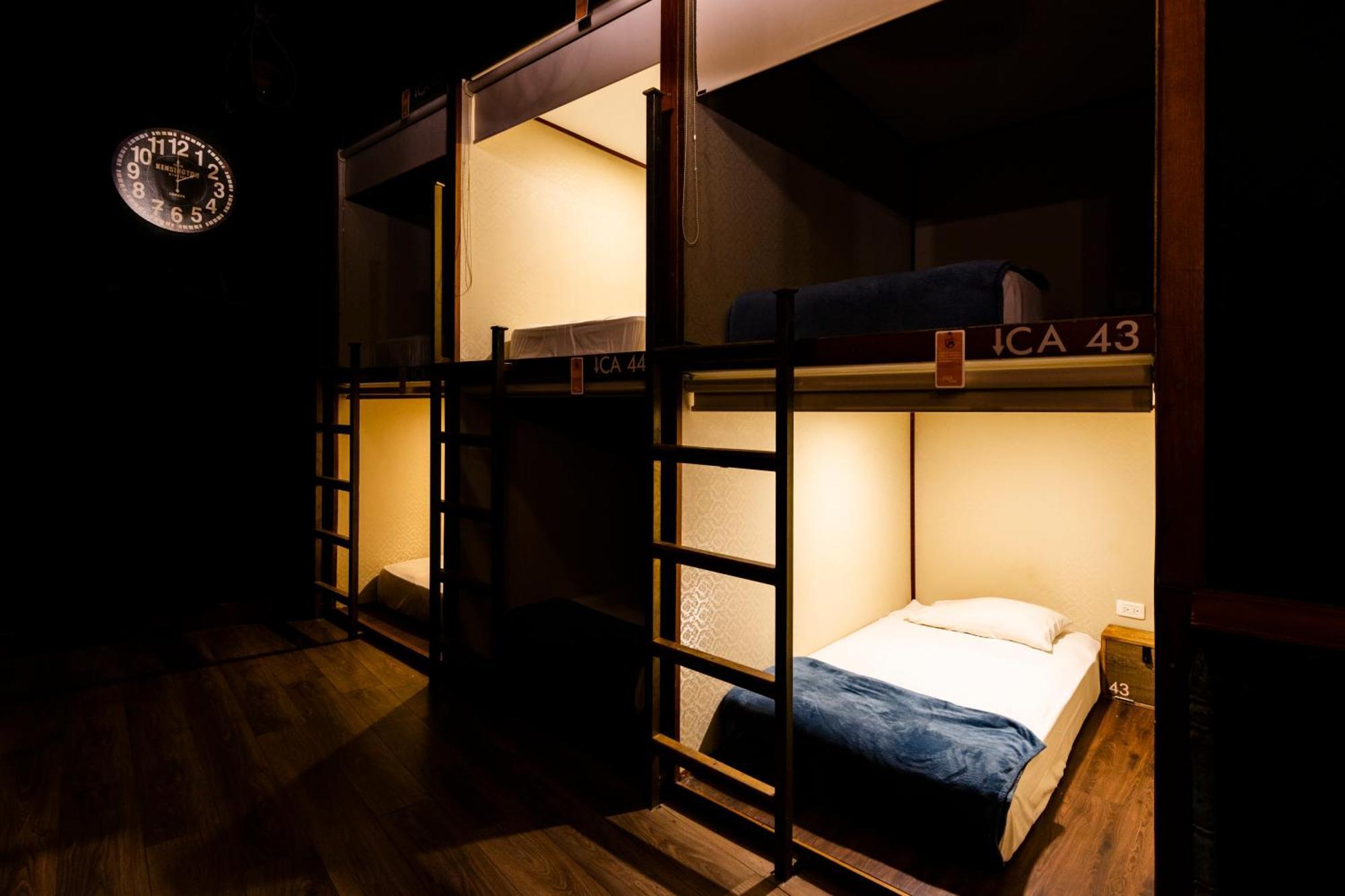 Hostal The Clock & *