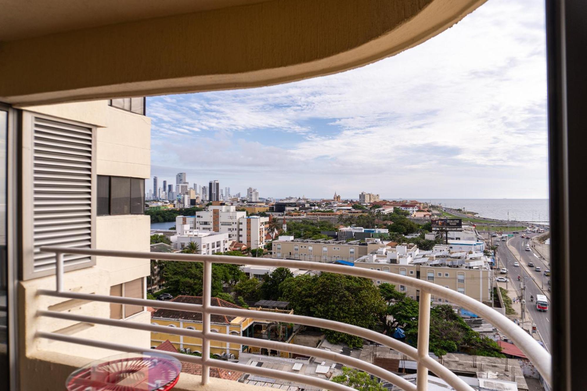 Beachfront Bliss, Luxury With Breathtaking Views Apartamento *