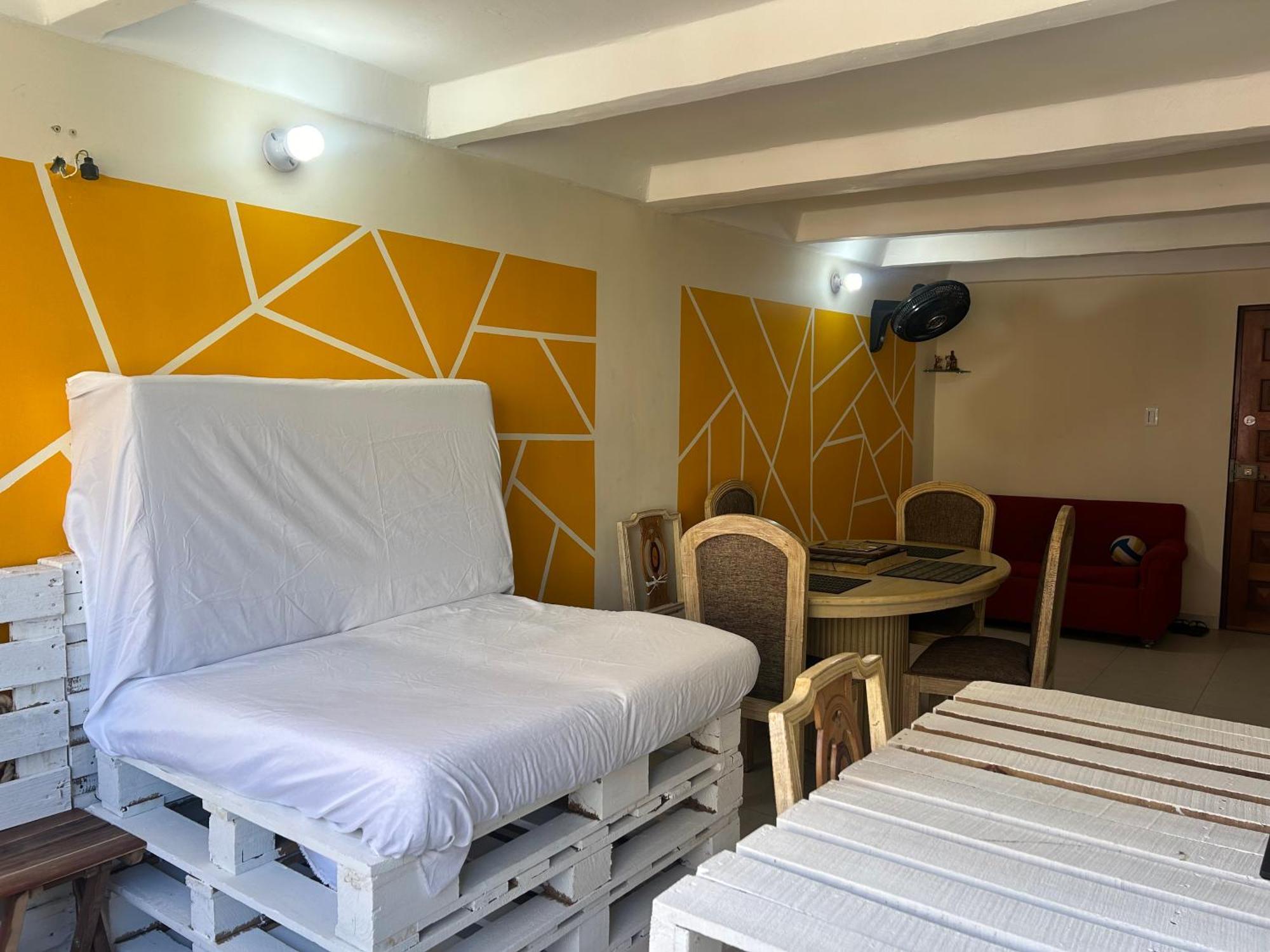 Garden Serenity Bunk With Private Bath Near Airport Habitación en casa particular Cartagena
