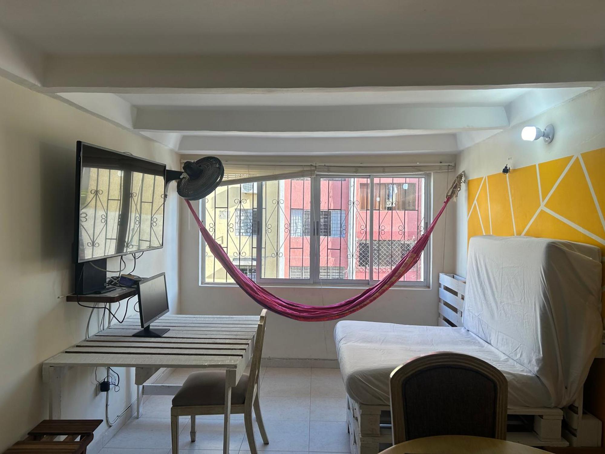 Garden Serenity Bunk With Private Bath Near Airport Habitación en casa particular *