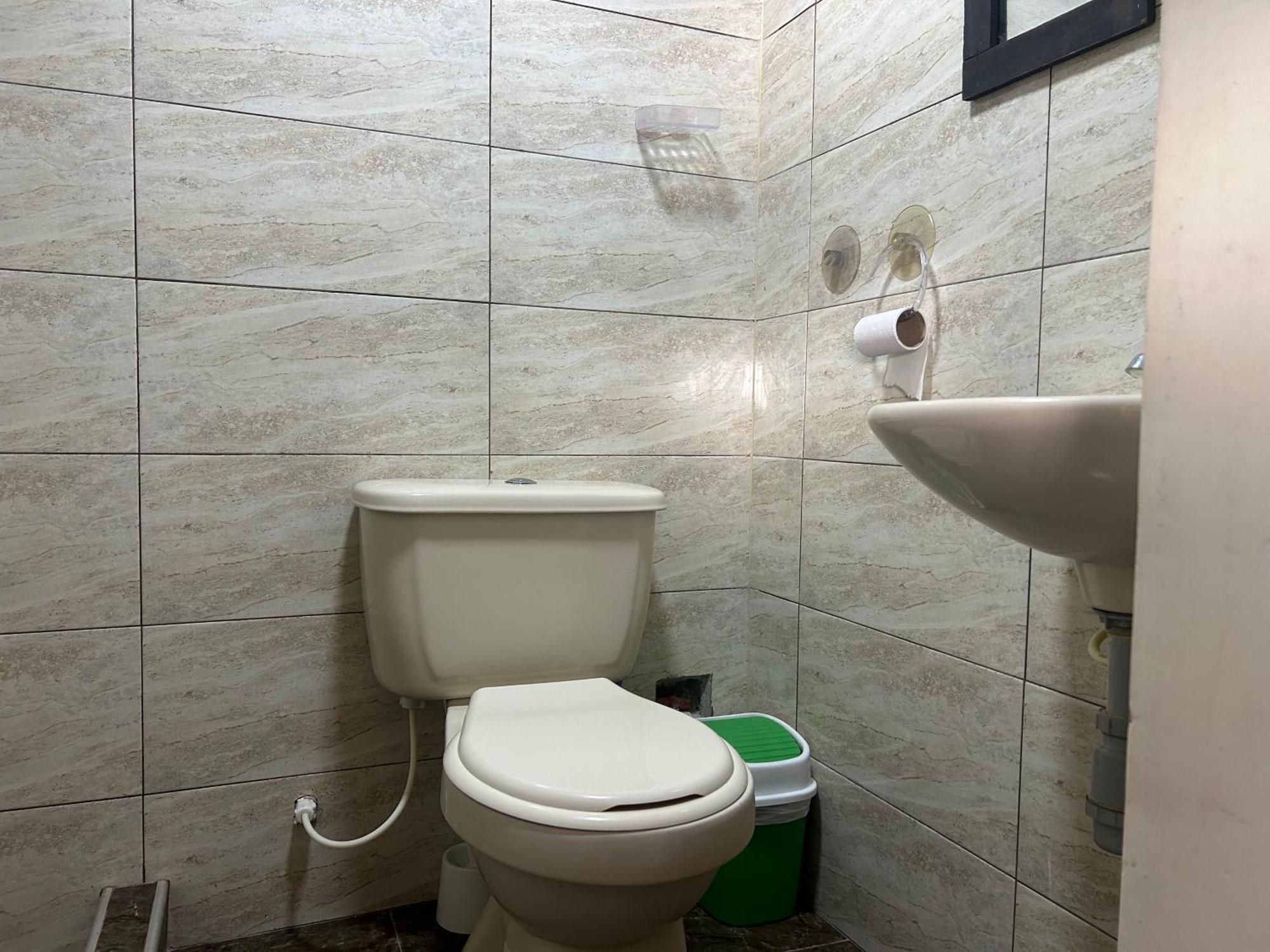Garden Serenity Bunk With Private Bath Near Airport Habitación en casa particular