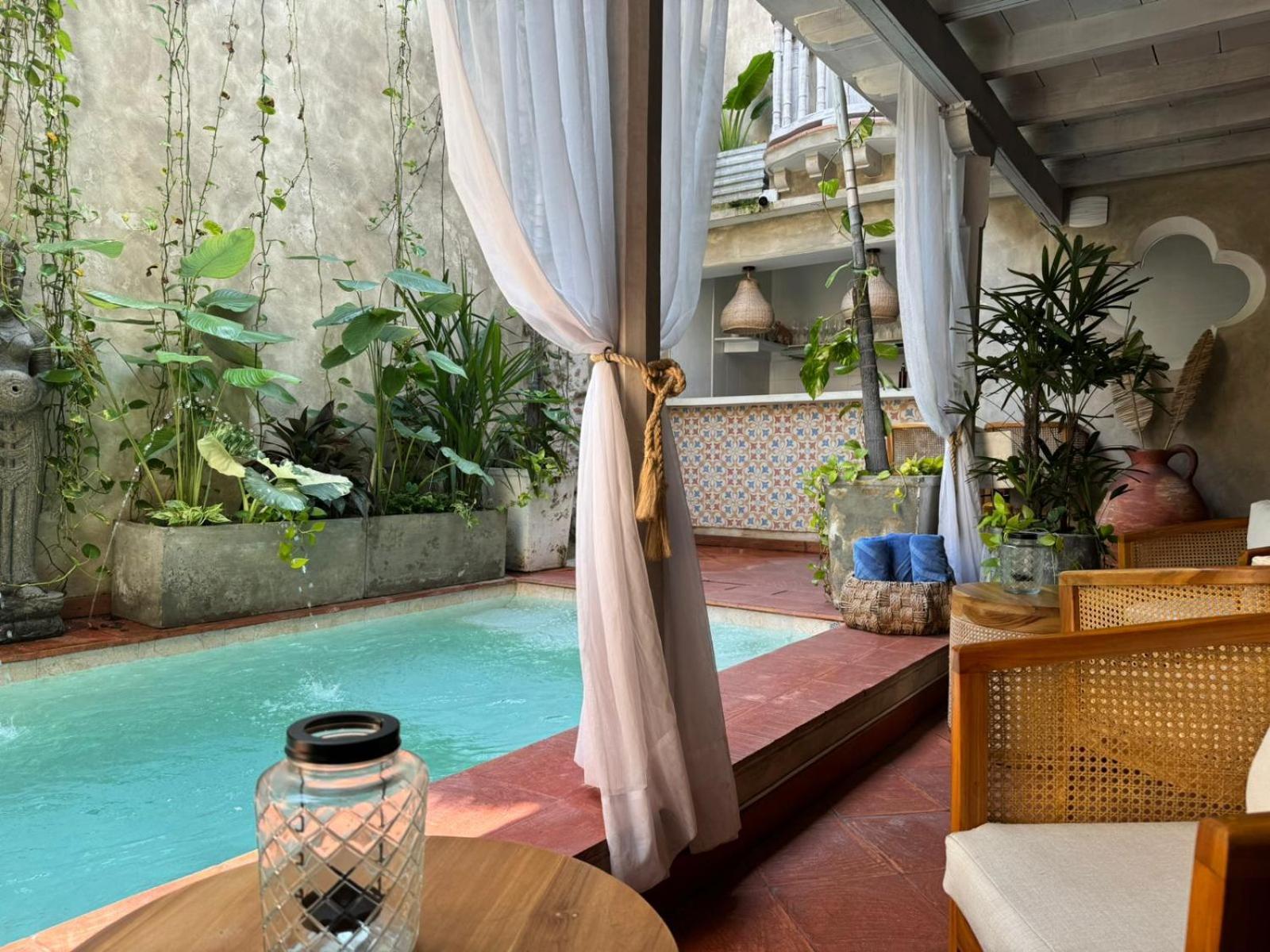 Moet Boutique Adutls Only 4*