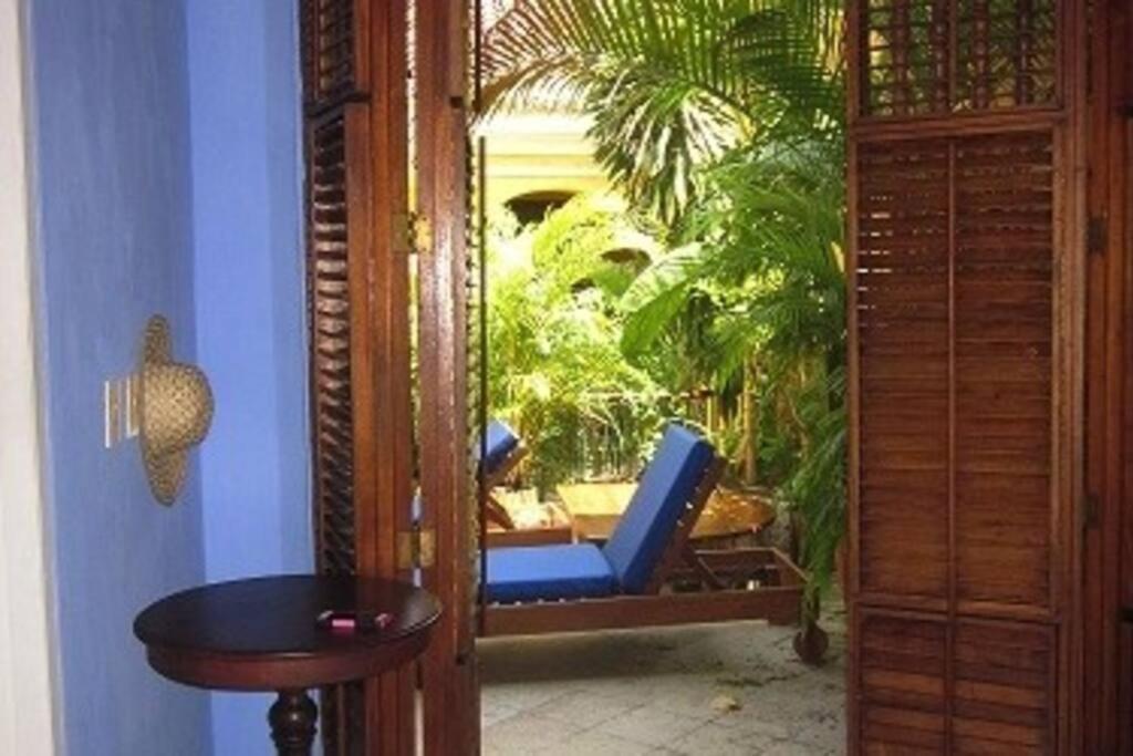 Charming Colonial With Pool, Walled Сasa de vacaciones