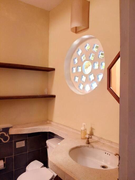 Charming Colonial With Pool, Walled Сasa de vacaciones