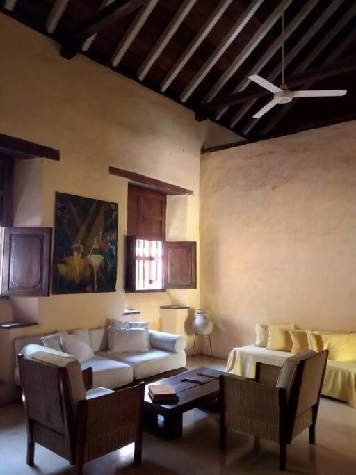 Сasa de vacaciones Charming Colonial With Pool, Walled