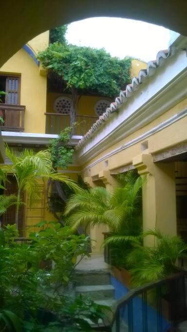 Charming Colonial With Pool, Walled Сasa de vacaciones