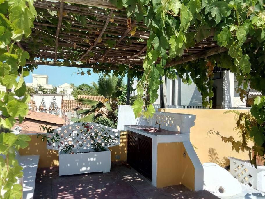 Сasa de vacaciones Charming Colonial With Pool, Walled