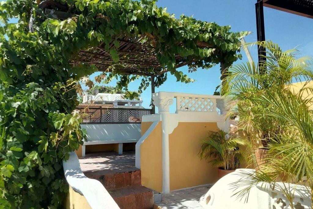 Charming Colonial With Pool, Walled Сasa de vacaciones *