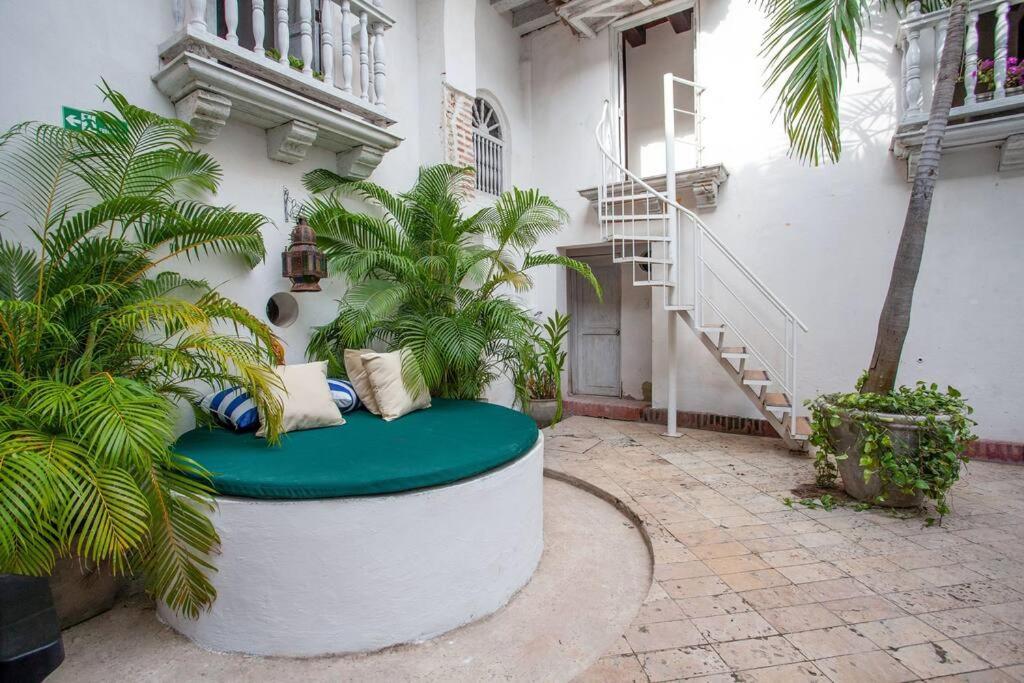Casa Mayor, Aldaba Selection