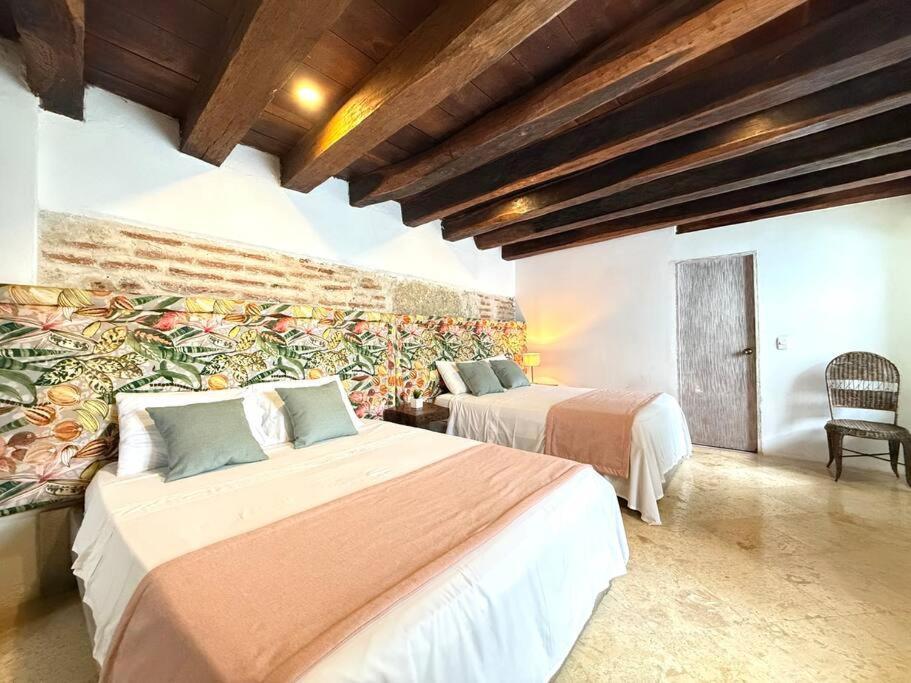 Casa Mayor, Aldaba Selection *