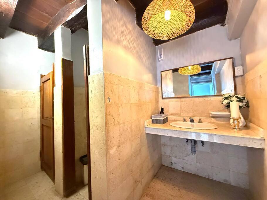 Casa Mayor, Aldaba Selection *