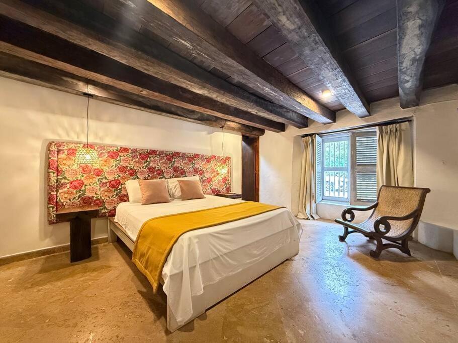 Casa Mayor, Aldaba Selection