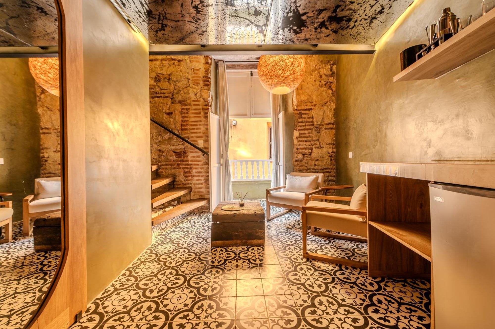Alta Hotel *