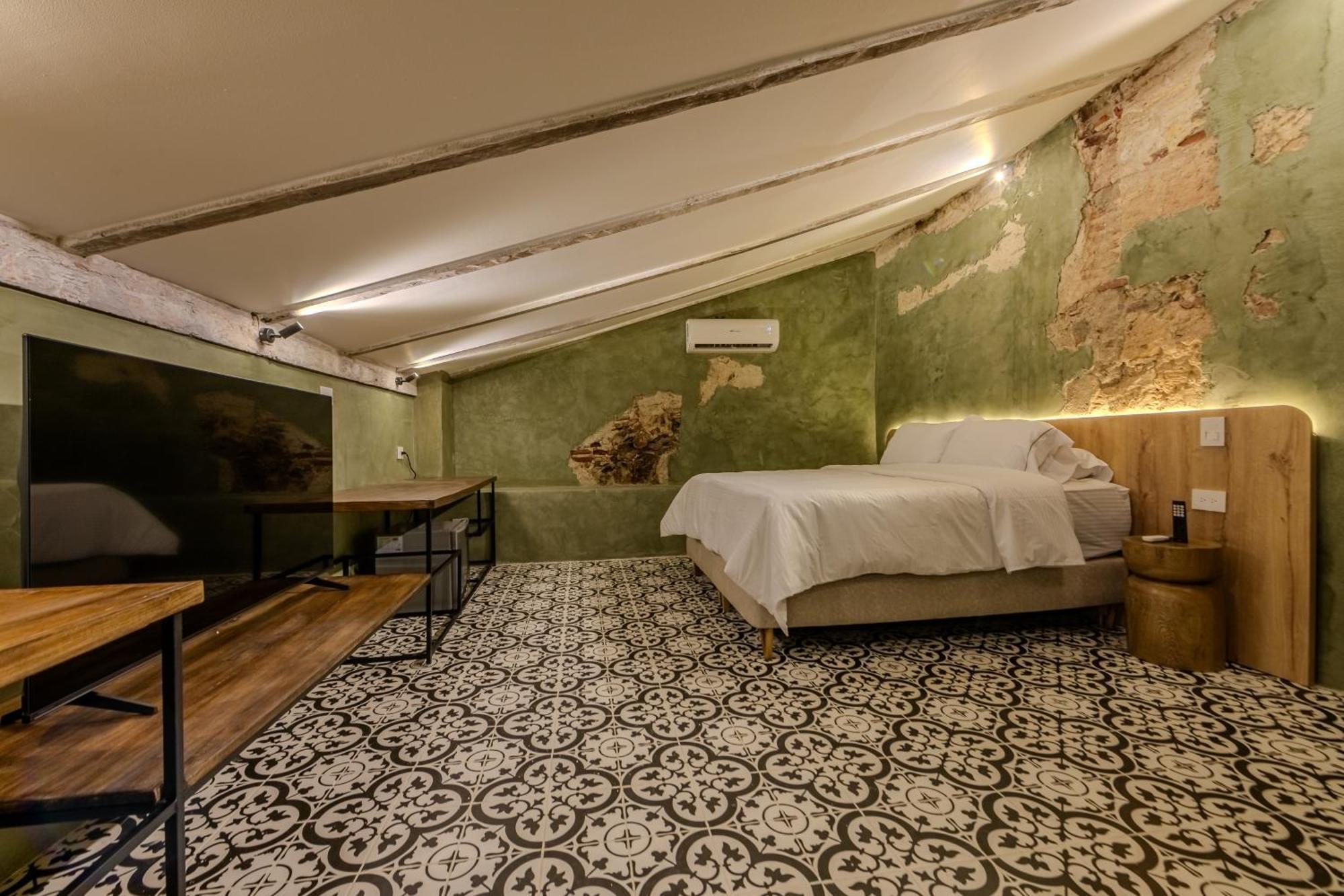 Hotel Alta *