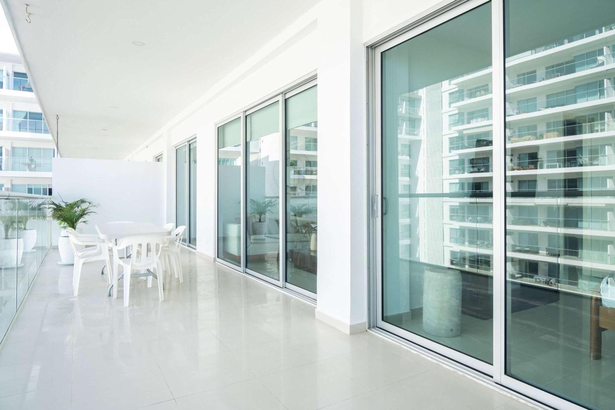 Apartment Impeccable 2br With Charming Balcony In Sunset *