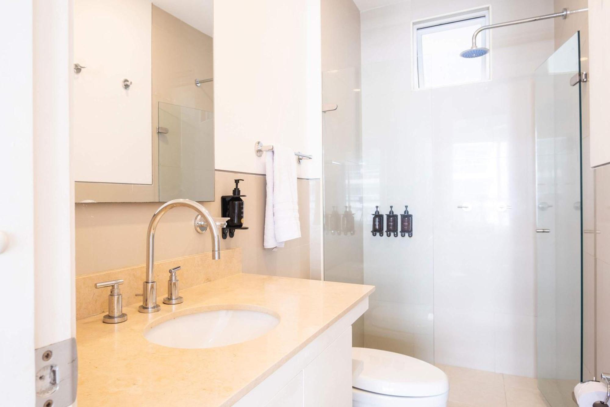 Impeccable 2br With Charming Balcony In Sunset