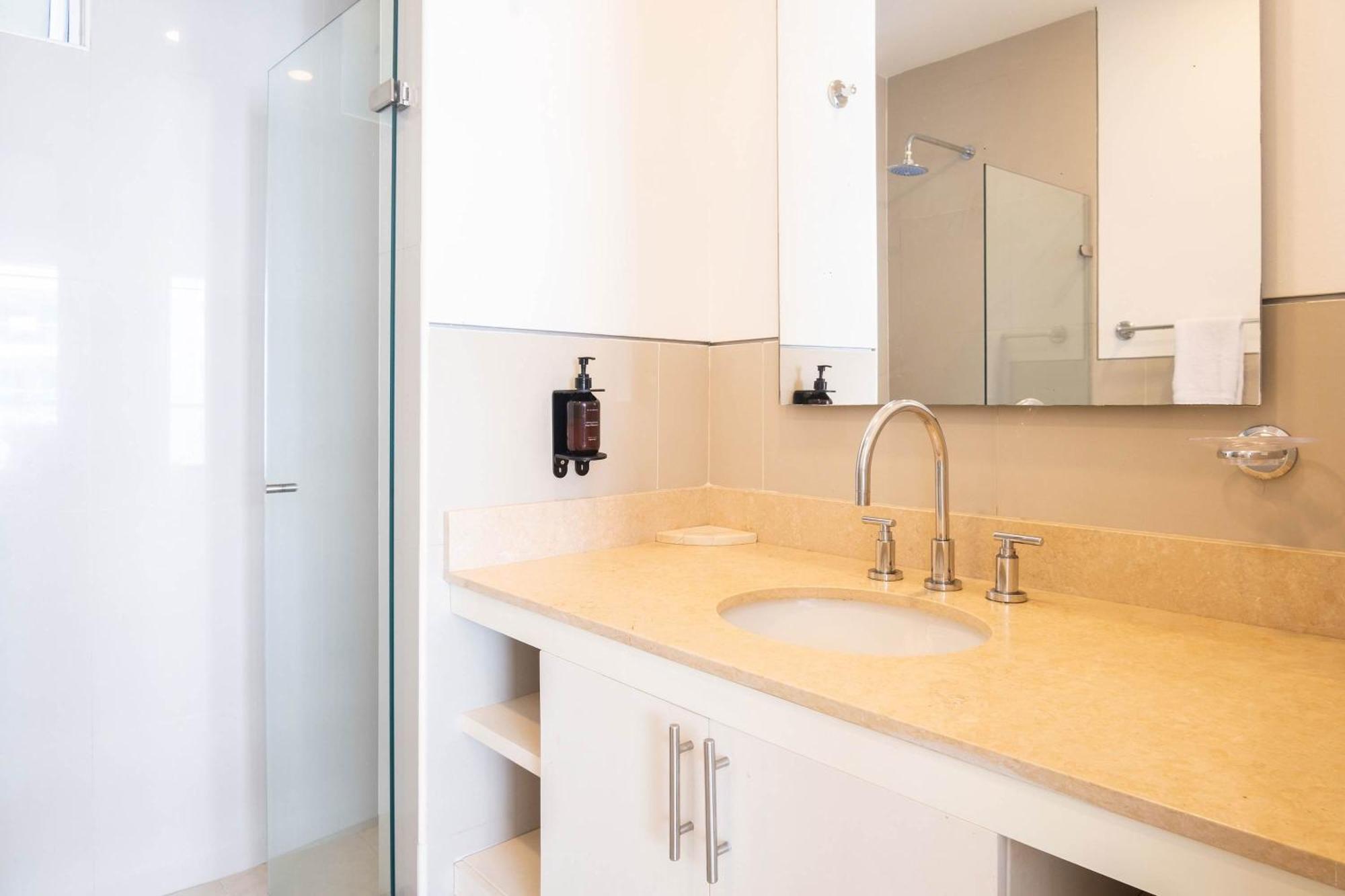 Impeccable 2br With Charming Balcony In Sunset *