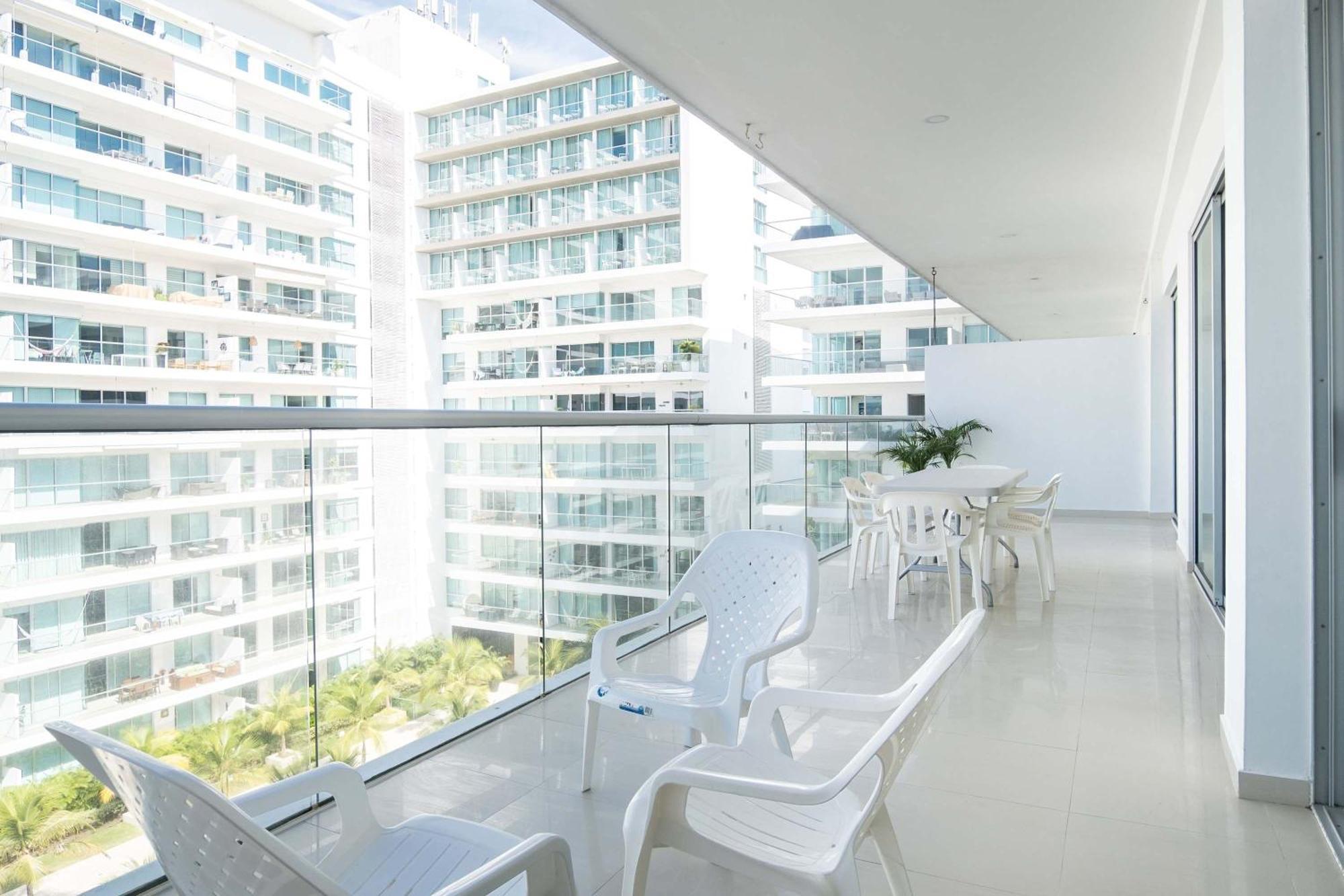 Impeccable 2br With Charming Balcony In Sunset Apartment Cartagena