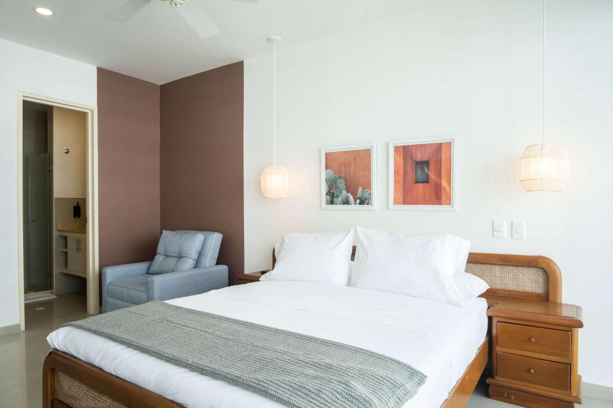 Impeccable 2br With Charming Balcony In Sunset *