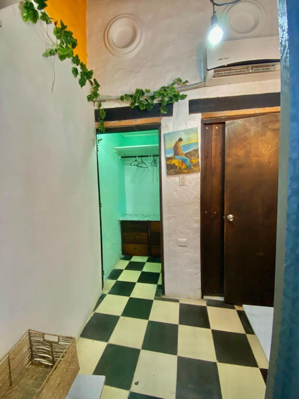 La Antigua Capsula Hostal *