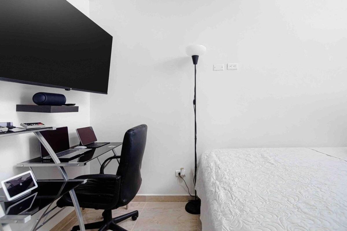 Luxury Ctg Near Cold Ac & Hot Water *