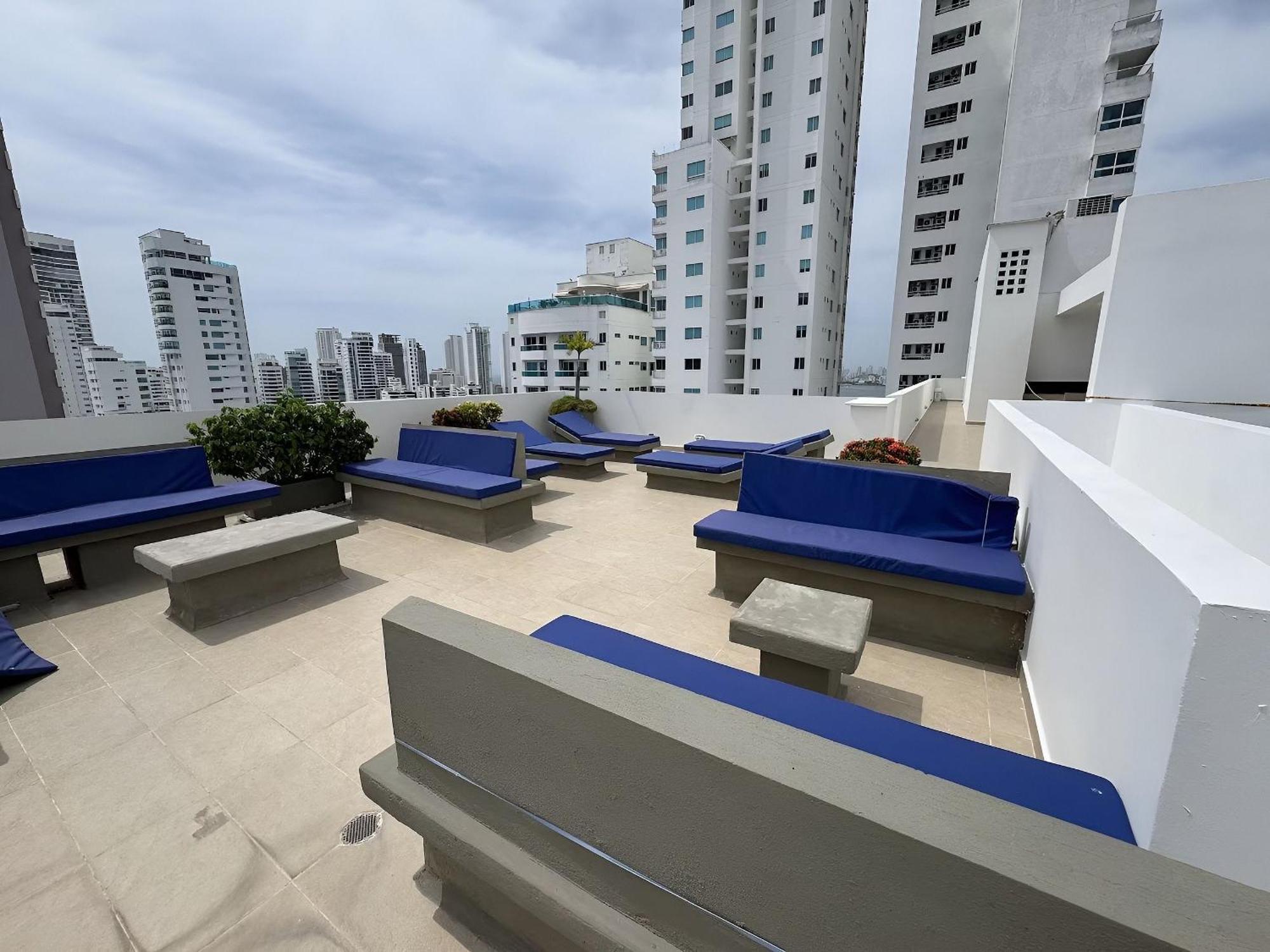 Apartamento Con Vista Al Mar - Piscina En La Azotea - 2 + 2 Banos *