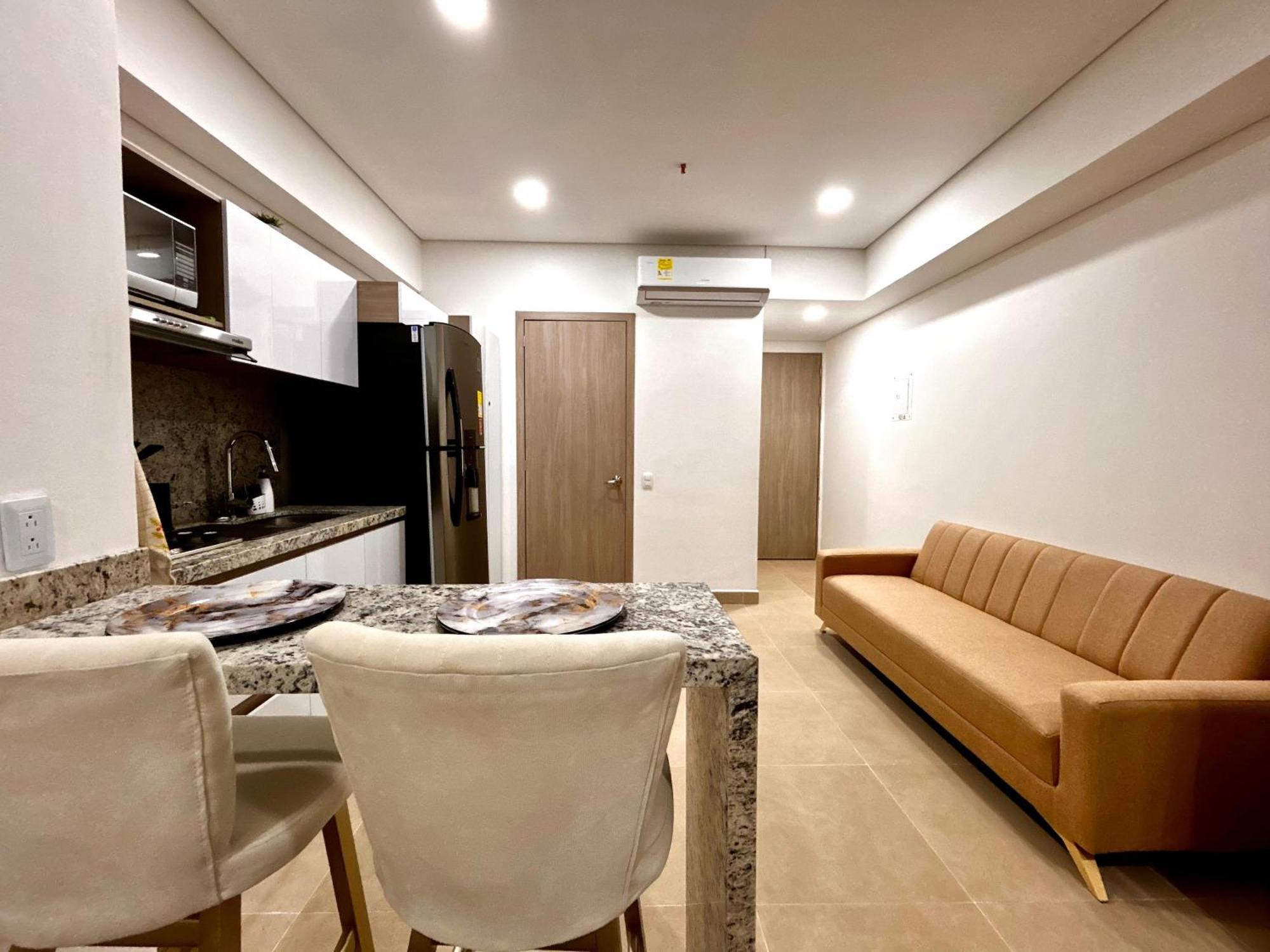 Apartahotel Apartasuit Beach, Barrio Crespo Cerca Del Aeropuerto *