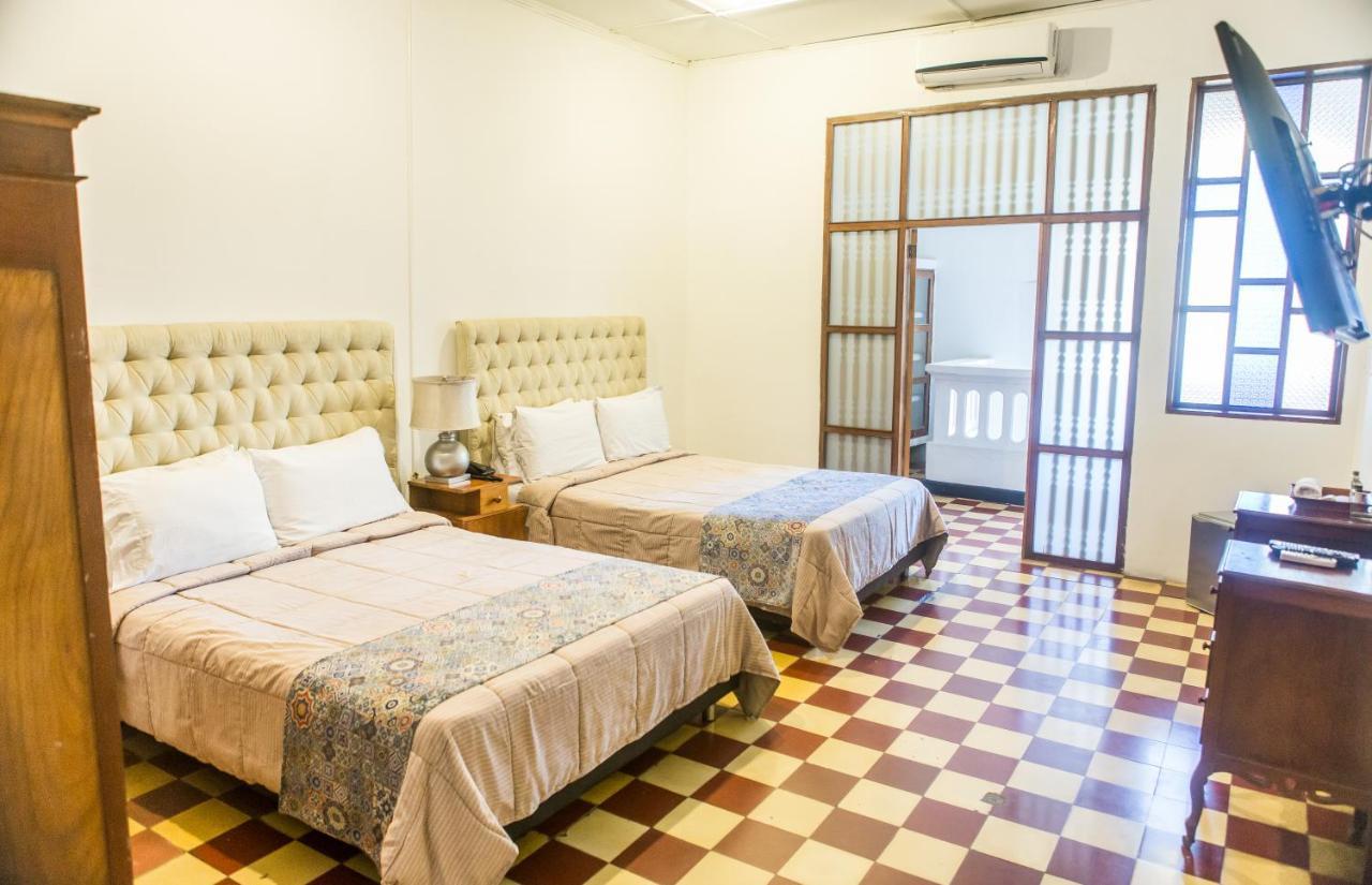 El Claustro House 2*